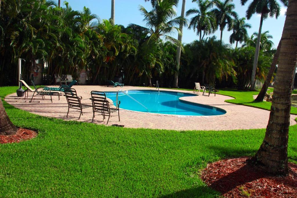 Rock Lake Not Open Due To Hurricane Damages Hotel Fort Myers Exterior foto
