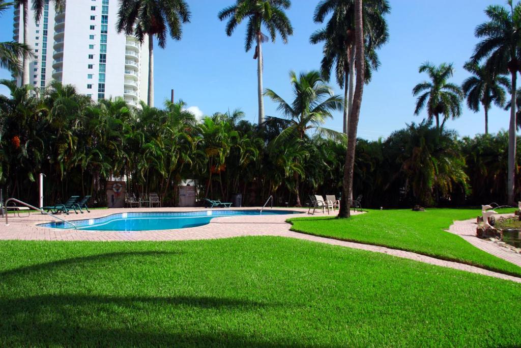 Rock Lake Not Open Due To Hurricane Damages Hotel Fort Myers Exterior foto